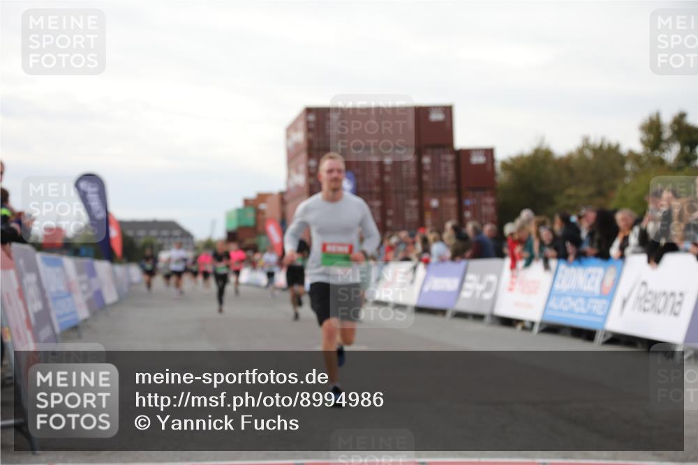 03.10.2025 - Köhlbrandbrückenlauf Yannick Fuchs http://msf.ph/oto/8994986 03.10.2025 16:04:57 Ziel 7132, 7168, 7222, 7270, 7428, 7448, 9584 meine-sportfotos.de