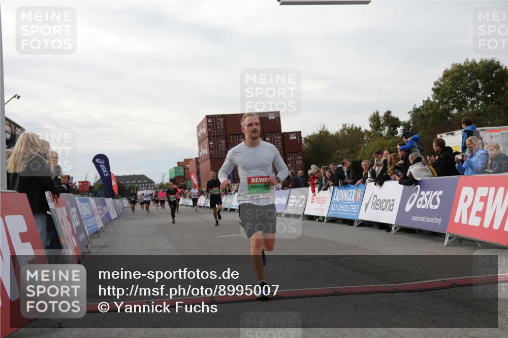 03.10.2025 - Köhlbrandbrückenlauf Yannick Fuchs http://msf.ph/oto/8995007 03.10.2025 16:04:58 Ziel 7132, 7168, 7222, 7270, 7428, 7448, 7772, 9584 meine-sportfotos.de