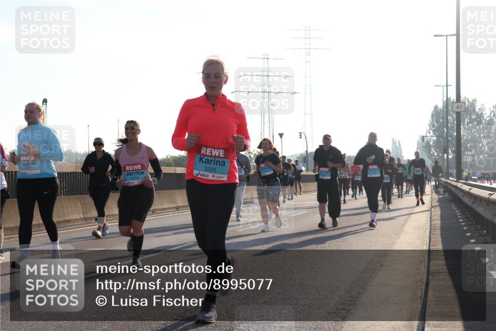 03.10.2025 - Köhlbrandbrückenlauf Luisa Fischer http://msf.ph/oto/8995077 03.10.2025 10:24:58 Position 3 2597, 3225, 2470, 1 meine-sportfotos.de