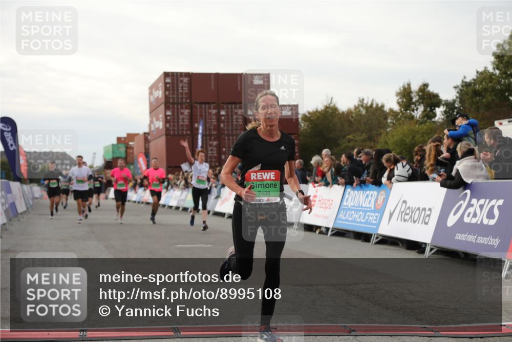 03.10.2025 - Köhlbrandbrückenlauf Yannick Fuchs http://msf.ph/oto/8995108 03.10.2025 16:05:03 Ziel 7168, 7221, 7239, 7270, 7428, 7448, 7772, 8779, 8995, 9114, 9191 meine-sportfotos.de