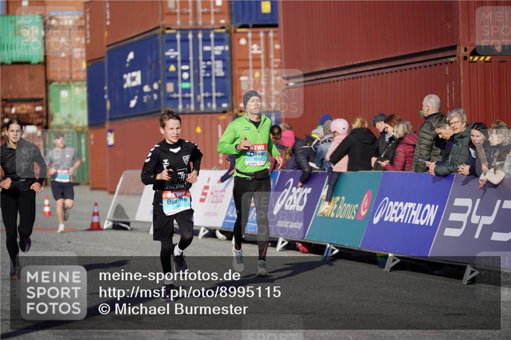 03.10.2025 - Köhlbrandbrückenlauf Michael Burmester http://msf.ph/oto/8995115 03.10.2025 09:57:17 Ziel 1010, 1101, 1180, 2708, 2760, 3518 meine-sportfotos.de