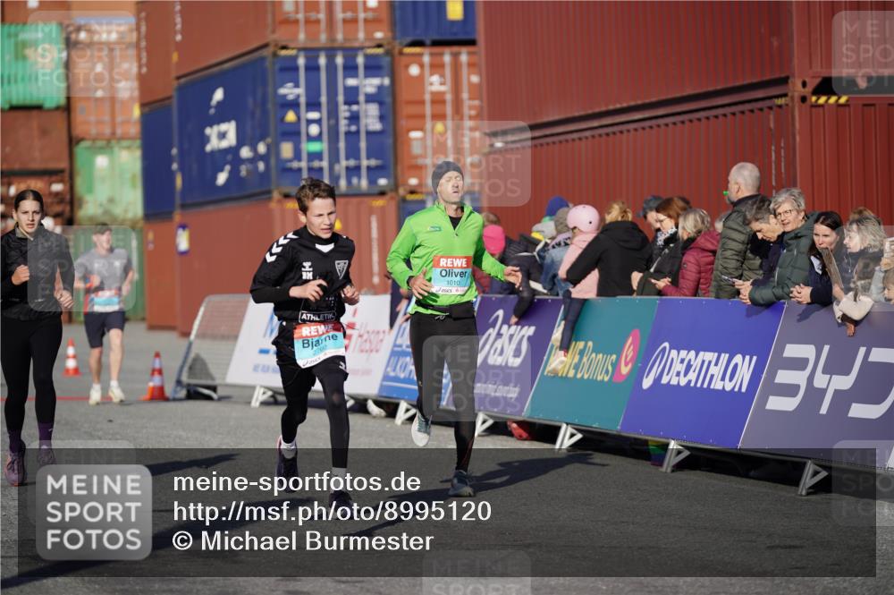 03.10.2025 - Köhlbrandbrückenlauf Michael Burmester http://msf.ph/oto/8995120 03.10.2025 09:57:17 Ziel 1010, 1101, 1180, 2708, 2760, 3518 meine-sportfotos.de