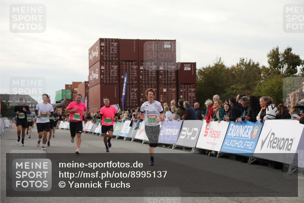 03.10.2025 - Köhlbrandbrückenlauf Yannick Fuchs http://msf.ph/oto/8995137 03.10.2025 16:05:04 Ziel 7168, 7221, 7239, 7270, 7428, 7448, 7772, 8779, 8995, 9114, 9191 meine-sportfotos.de