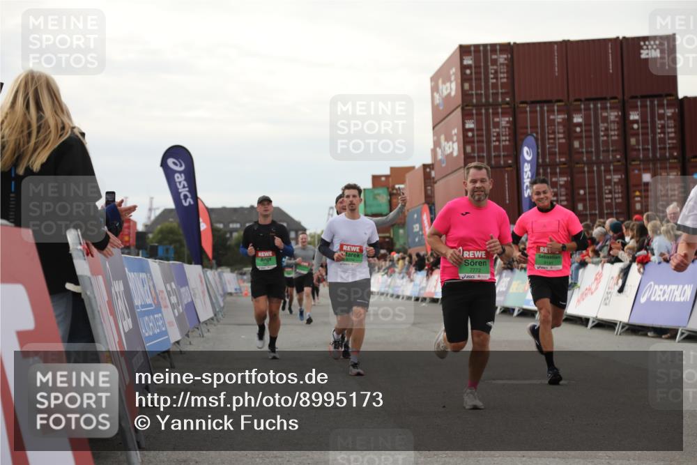 03.10.2025 - Köhlbrandbrückenlauf Yannick Fuchs http://msf.ph/oto/8995173 03.10.2025 16:05:05 Ziel 7168, 7201, 7221, 7239, 7428, 7448, 7772, 8779, 8995, 9114, 9191 meine-sportfotos.de