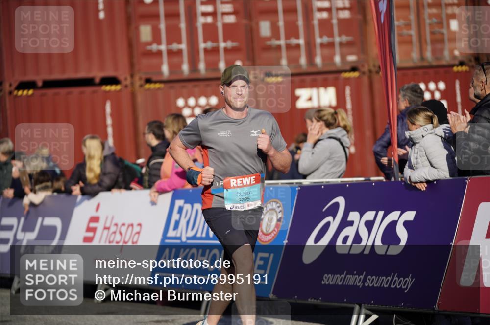 03.10.2025 - Köhlbrandbrückenlauf Michael Burmester http://msf.ph/oto/8995191 03.10.2025 09:57:23 Ziel 1010, 1541, 2708, 2759, 2760, 2820, 3518, 3795 meine-sportfotos.de