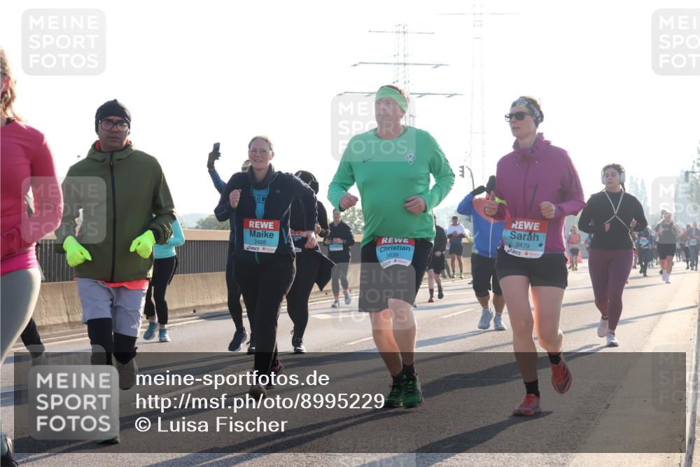 03.10.2025 - Köhlbrandbrückenlauf Luisa Fischer http://msf.ph/oto/8995229 03.10.2025 10:25:15 Position 3 2428, 2839, 2479 meine-sportfotos.de