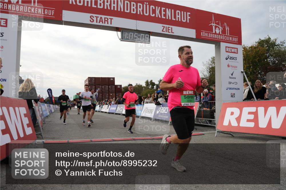03.10.2025 - Köhlbrandbrückenlauf Yannick Fuchs http://msf.ph/oto/8995232 03.10.2025 16:05:07 Ziel 7201, 7221, 7239, 7448, 7772, 8779, 8995, 9114, 9191, 9690 meine-sportfotos.de