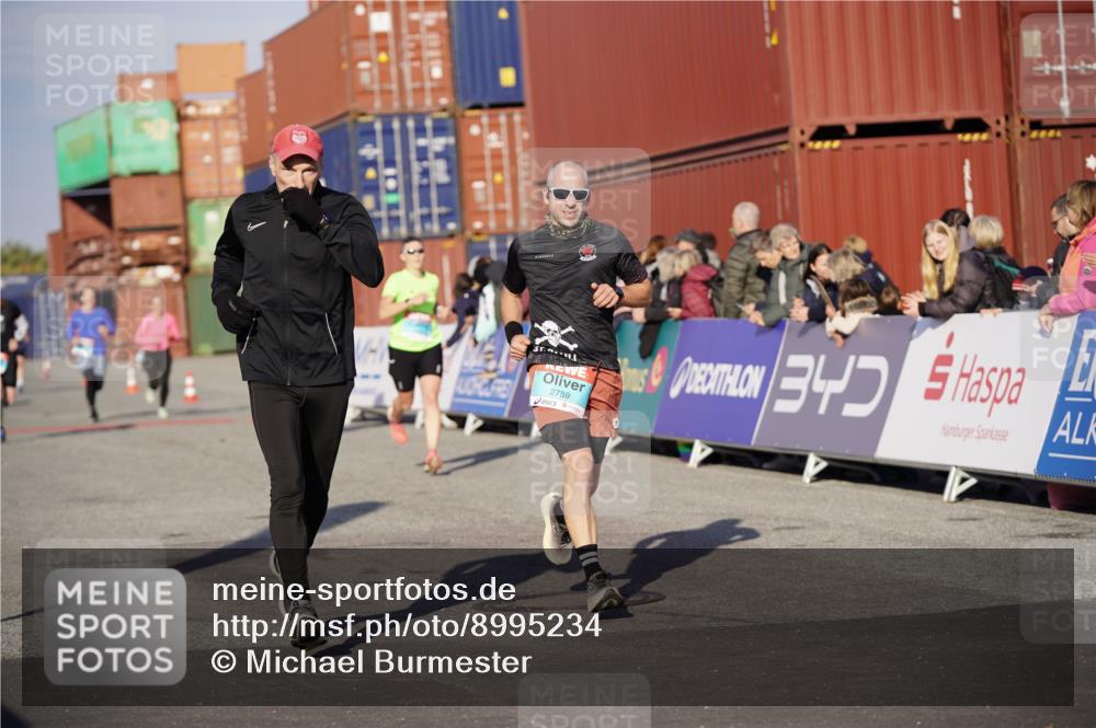 03.10.2025 - Köhlbrandbrückenlauf Michael Burmester http://msf.ph/oto/8995234 03.10.2025 09:57:27 Ziel 1083, 1541, 2708, 2759, 2819, 2820, 3335, 3795 meine-sportfotos.de