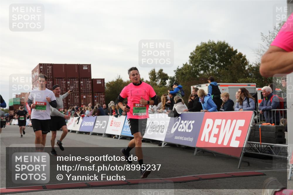 03.10.2025 - Köhlbrandbrückenlauf Yannick Fuchs http://msf.ph/oto/8995237 03.10.2025 16:05:07 Ziel 7201, 7221, 7239, 7448, 7772, 8779, 8995, 9114, 9191, 9690 meine-sportfotos.de