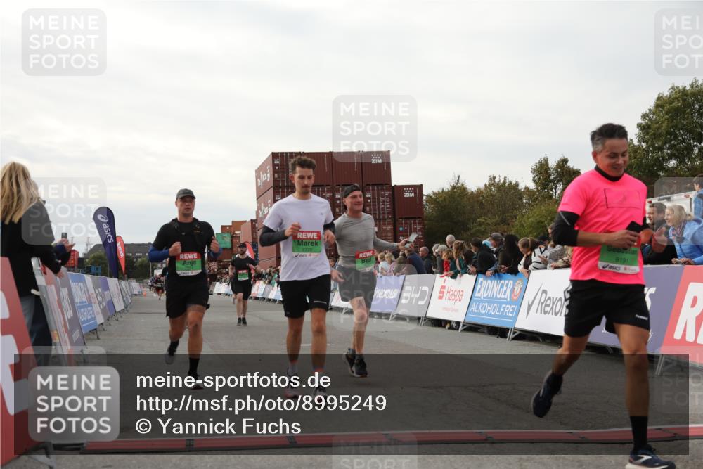 03.10.2025 - Köhlbrandbrückenlauf Yannick Fuchs http://msf.ph/oto/8995249 03.10.2025 16:05:08 Ziel 7201, 7207, 7221, 7239, 7448, 7772, 8779, 8995, 9114, 9191, 9690 meine-sportfotos.de