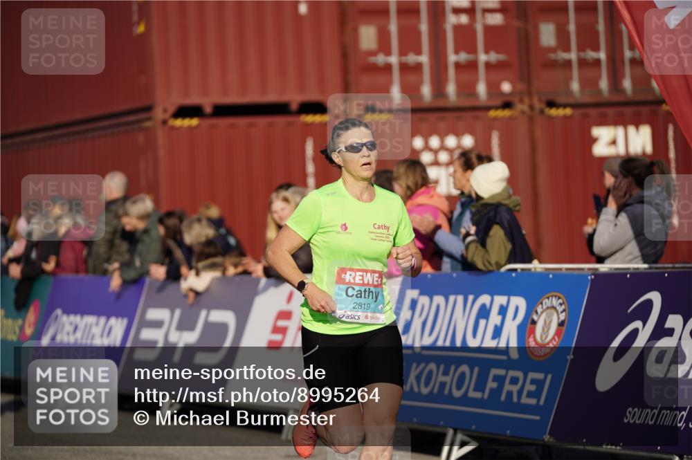 03.10.2025 - Köhlbrandbrückenlauf Michael Burmester http://msf.ph/oto/8995264 03.10.2025 09:57:30 Ziel 1083, 1541, 2759, 2801, 2802, 2819, 2820, 3335, 3795 meine-sportfotos.de