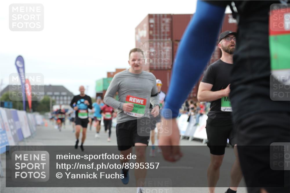 03.10.2025 - Köhlbrandbrückenlauf Yannick Fuchs http://msf.ph/oto/8995357 03.10.2025 16:05:11 Ziel 7201, 7207, 7221, 7239, 7403, 7422, 8779, 8995, 9114, 9191, 9421, 9422, 9592, 9690 meine-sportfotos.de