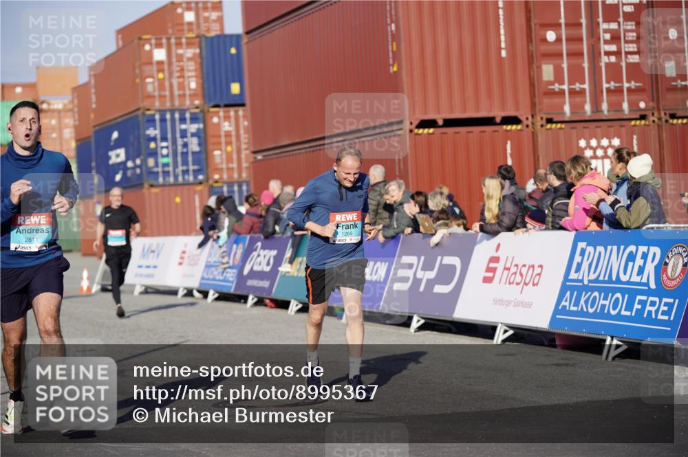 03.10.2025 - Köhlbrandbrückenlauf Michael Burmester http://msf.ph/oto/8995367 03.10.2025 09:57:40 Ziel 1135, 1265, 2801, 2802, 2811, 3043, 3135, 3136, 3211 meine-sportfotos.de