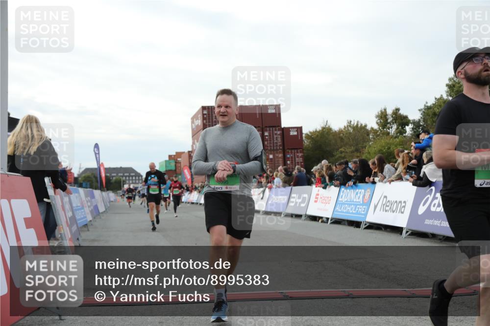03.10.2025 - Köhlbrandbrückenlauf Yannick Fuchs http://msf.ph/oto/8995383 03.10.2025 16:05:12 Ziel 7201, 7207, 7221, 7239, 7403, 7422, 8779, 8995, 9114, 9421, 9422, 9592, 9690 meine-sportfotos.de