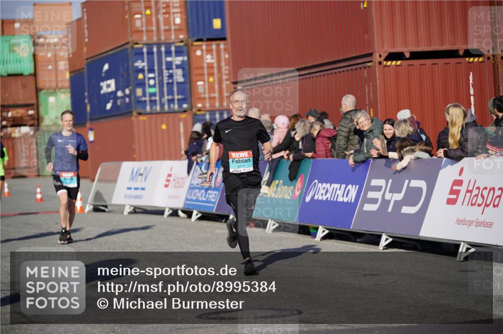 03.10.2025 - Köhlbrandbrückenlauf Michael Burmester http://msf.ph/oto/8995384 03.10.2025 09:57:42 Ziel 1135, 1265, 2811, 3043, 3135, 3136, 3211 meine-sportfotos.de