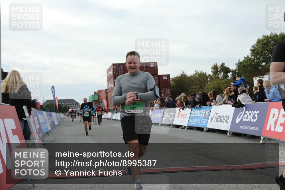 03.10.2025 - Köhlbrandbrückenlauf Yannick Fuchs http://msf.ph/oto/8995387 03.10.2025 16:05:12 Ziel 7201, 7207, 7221, 7239, 7403, 7422, 8779, 8995, 9114, 9421, 9422, 9592, 9690 meine-sportfotos.de
