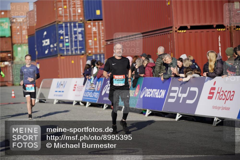 03.10.2025 - Köhlbrandbrückenlauf Michael Burmester http://msf.ph/oto/8995395 03.10.2025 09:57:42 Ziel 1135, 1265, 2811, 3043, 3135, 3136, 3211 meine-sportfotos.de