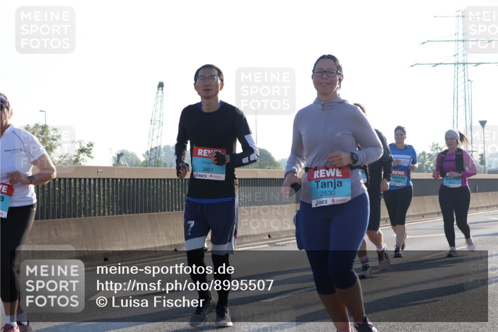03.10.2025 - Köhlbrandbrückenlauf Luisa Fischer http://msf.ph/oto/8995507 03.10.2025 10:25:49 Position 3 3801, 2530, 2531 meine-sportfotos.de