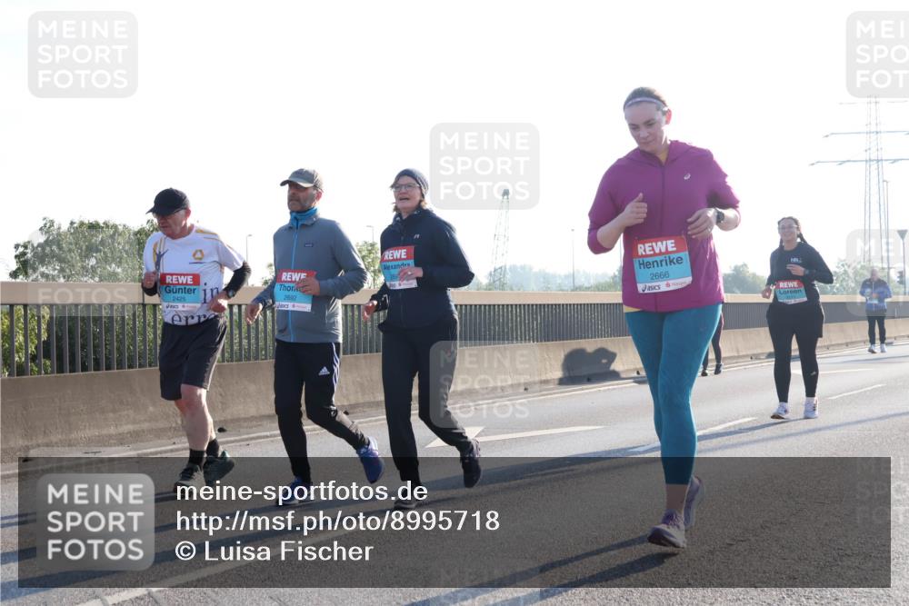 03.10.2025 - Köhlbrandbrückenlauf Luisa Fischer http://msf.ph/oto/8995718 03.10.2025 10:26:18 Position 3 2425, 2692, 2666 meine-sportfotos.de