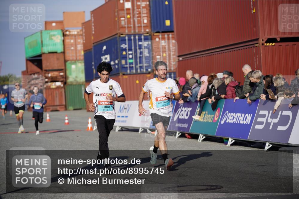 03.10.2025 - Köhlbrandbrückenlauf Michael Burmester http://msf.ph/oto/8995745 03.10.2025 09:58:14 Ziel 1052, 1112, 1143, 3243, 3246, 3338 meine-sportfotos.de