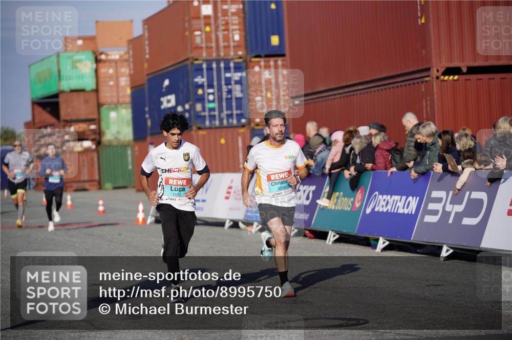 03.10.2025 - Köhlbrandbrückenlauf Michael Burmester http://msf.ph/oto/8995750 03.10.2025 09:58:14 Ziel 1052, 1112, 1143, 3243, 3246, 3338 meine-sportfotos.de