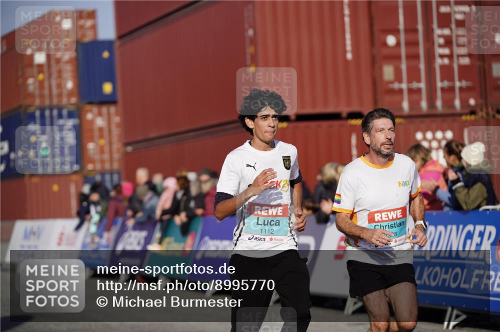 03.10.2025 - Köhlbrandbrückenlauf Michael Burmester http://msf.ph/oto/8995770 03.10.2025 09:58:15 Ziel 1052, 1112, 1143, 3243, 3246, 3338, 3592 meine-sportfotos.de