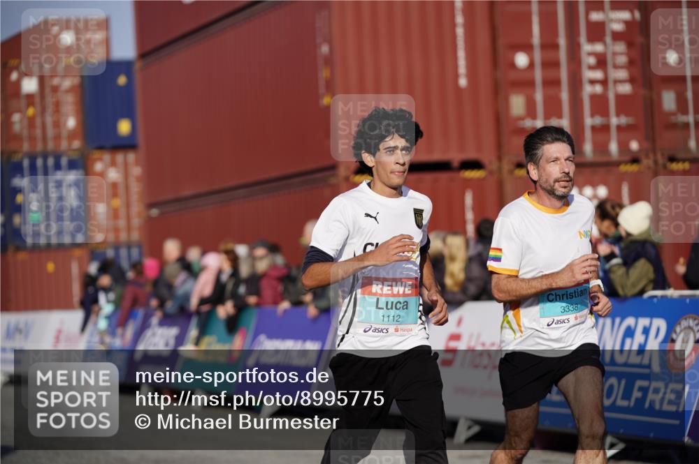 03.10.2025 - Köhlbrandbrückenlauf Michael Burmester http://msf.ph/oto/8995775 03.10.2025 09:58:15 Ziel 1052, 1112, 1143, 3243, 3246, 3338, 3592 meine-sportfotos.de
