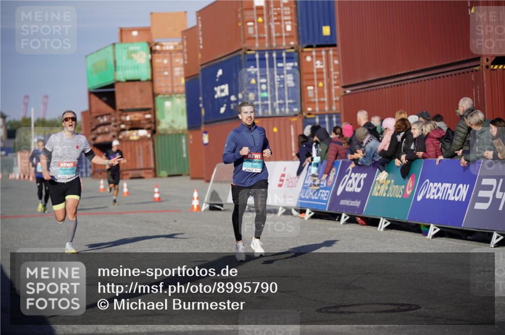 03.10.2025 - Köhlbrandbrückenlauf Michael Burmester http://msf.ph/oto/8995790 03.10.2025 09:58:18 Ziel 1052, 1112, 1143, 3338, 3592 meine-sportfotos.de