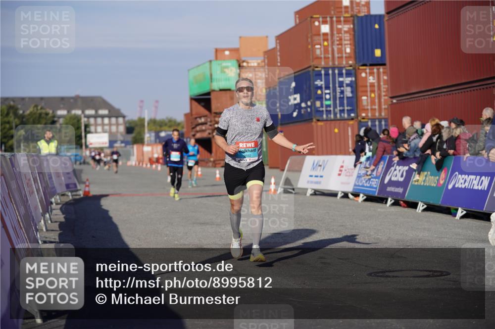 03.10.2025 - Köhlbrandbrückenlauf Michael Burmester http://msf.ph/oto/8995812 03.10.2025 09:58:20 Ziel 1052, 1112, 3338, 3592, 3836 meine-sportfotos.de