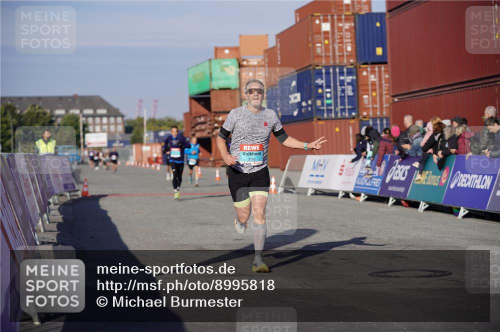 03.10.2025 - Köhlbrandbrückenlauf Michael Burmester http://msf.ph/oto/8995818 03.10.2025 09:58:20 Ziel 1052, 1112, 3338, 3592, 3836 meine-sportfotos.de