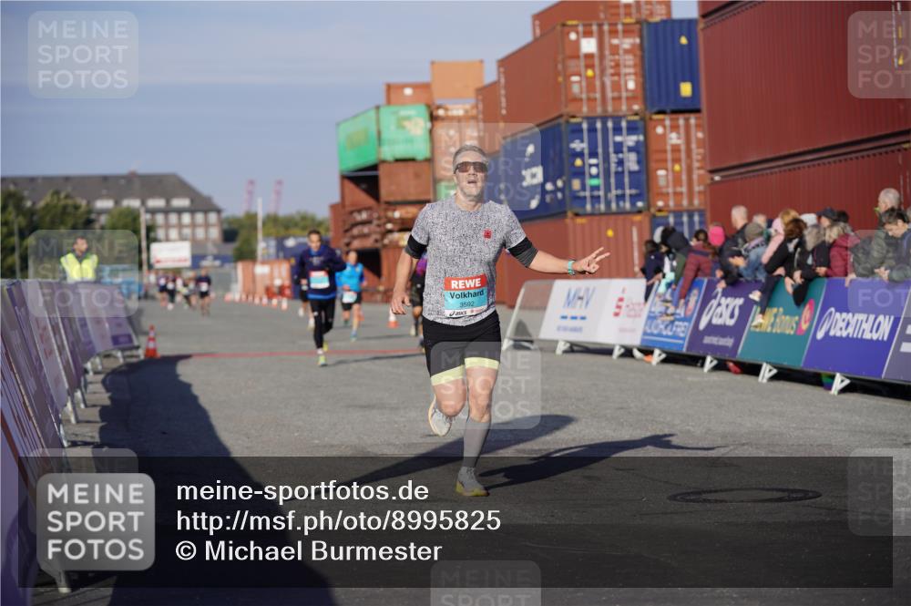 03.10.2025 - Köhlbrandbrückenlauf Michael Burmester http://msf.ph/oto/8995825 03.10.2025 09:58:20 Ziel 1052, 1112, 3338, 3592, 3836 meine-sportfotos.de