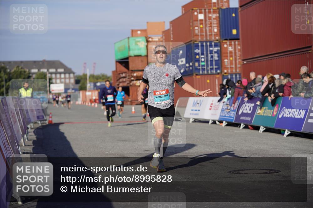 03.10.2025 - Köhlbrandbrückenlauf Michael Burmester http://msf.ph/oto/8995828 03.10.2025 09:58:20 Ziel 1052, 1112, 3338, 3592, 3836 meine-sportfotos.de