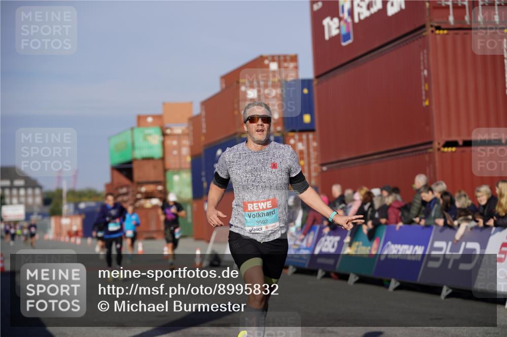 03.10.2025 - Köhlbrandbrückenlauf Michael Burmester http://msf.ph/oto/8995832 03.10.2025 09:58:21 Ziel 1052, 1112, 2962, 3338, 3592, 3836 meine-sportfotos.de