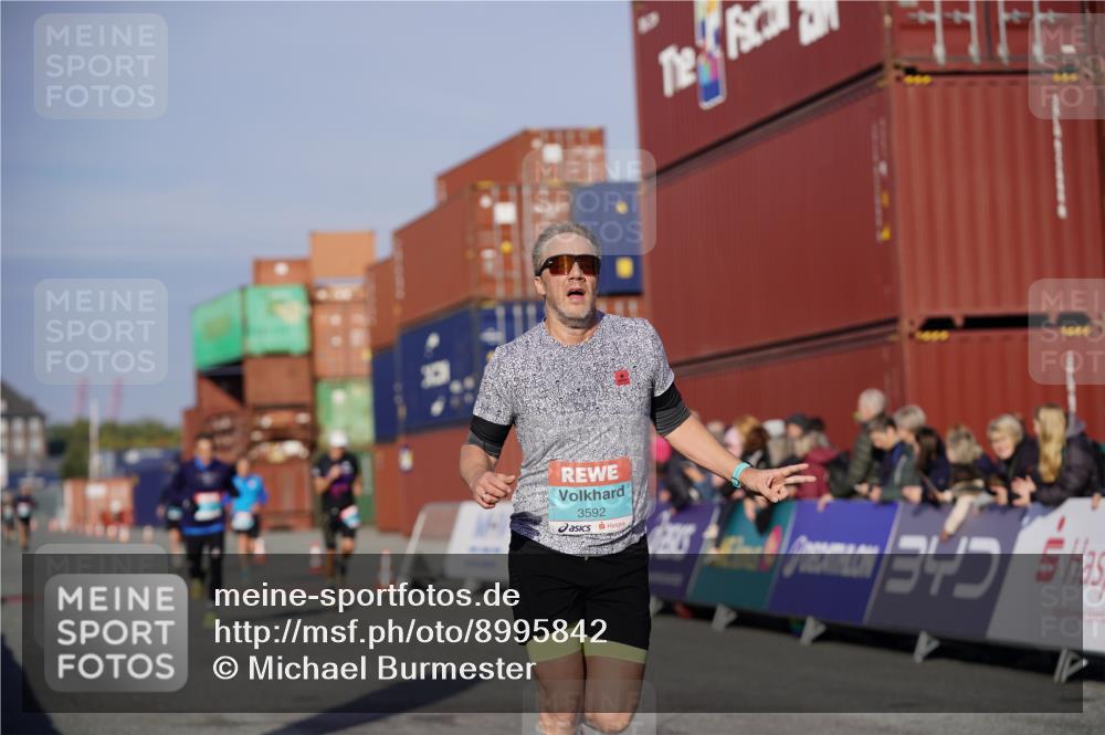 03.10.2025 - Köhlbrandbrückenlauf Michael Burmester http://msf.ph/oto/8995842 03.10.2025 09:58:21 Ziel 1052, 1112, 2962, 3338, 3592, 3836 meine-sportfotos.de