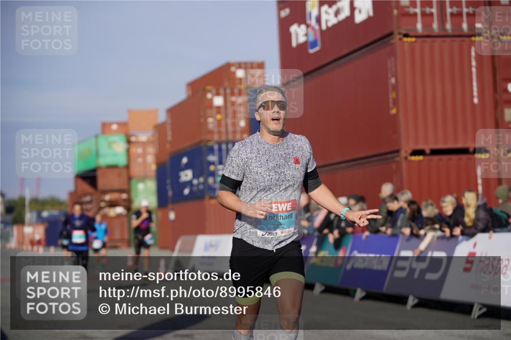 03.10.2025 - Köhlbrandbrückenlauf Michael Burmester http://msf.ph/oto/8995846 03.10.2025 09:58:21 Ziel 1052, 1112, 2962, 3338, 3592, 3836 meine-sportfotos.de