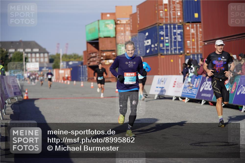 03.10.2025 - Köhlbrandbrückenlauf Michael Burmester http://msf.ph/oto/8995862 03.10.2025 09:58:24 Ziel 1052, 1094, 2962, 3592, 3836 meine-sportfotos.de