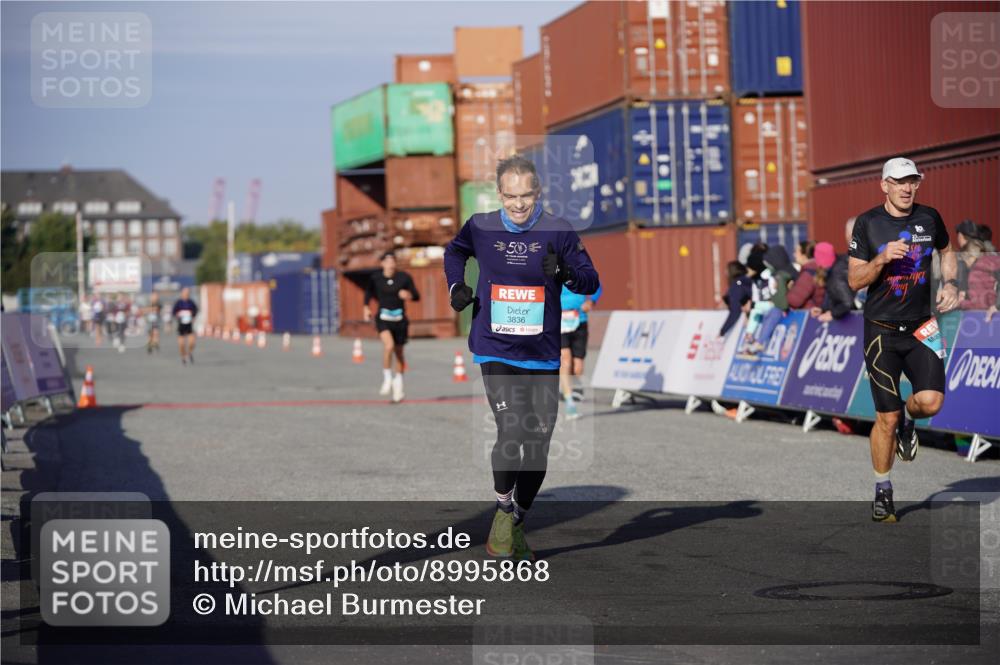 03.10.2025 - Köhlbrandbrückenlauf Michael Burmester http://msf.ph/oto/8995868 03.10.2025 09:58:24 Ziel 1052, 1094, 2962, 3592, 3836 meine-sportfotos.de