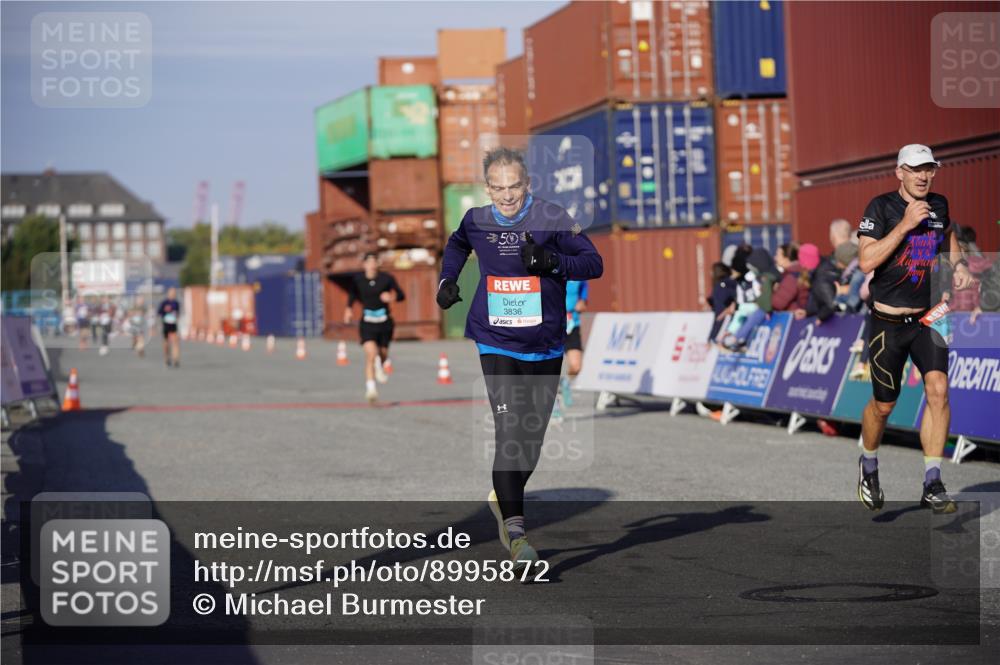 03.10.2025 - Köhlbrandbrückenlauf Michael Burmester http://msf.ph/oto/8995872 03.10.2025 09:58:24 Ziel 1052, 1094, 2962, 3592, 3836 meine-sportfotos.de