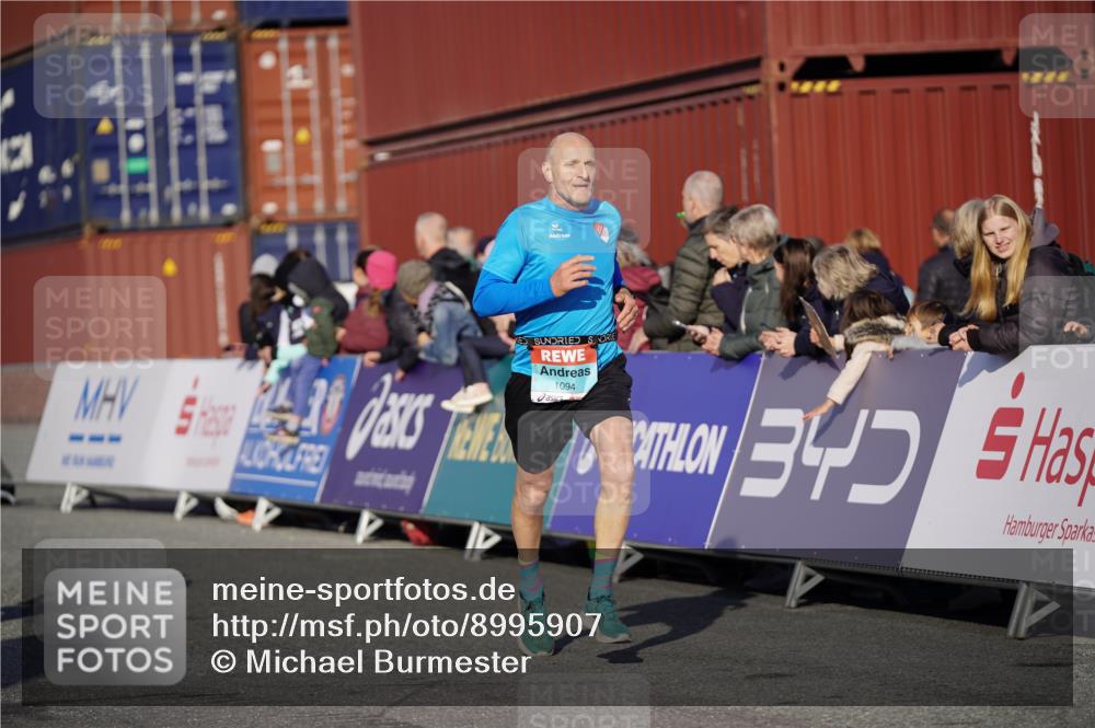 03.10.2025 - Köhlbrandbrückenlauf Michael Burmester http://msf.ph/oto/8995907 03.10.2025 09:58:28 Ziel 1094, 2962, 3749, 3836 meine-sportfotos.de