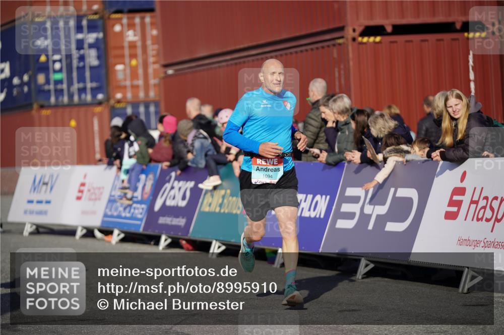 03.10.2025 - Köhlbrandbrückenlauf Michael Burmester http://msf.ph/oto/8995910 03.10.2025 09:58:28 Ziel 1094, 2962, 3749, 3836 meine-sportfotos.de