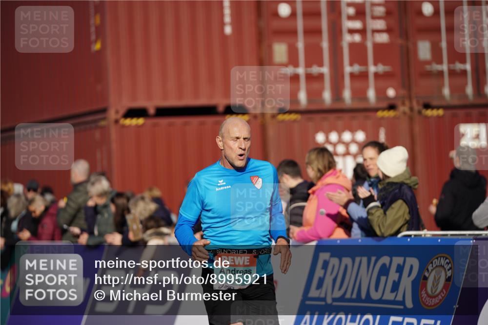 03.10.2025 - Köhlbrandbrückenlauf Michael Burmester http://msf.ph/oto/8995921 03.10.2025 09:58:29 Ziel 1094, 2962, 3749, 3836 meine-sportfotos.de