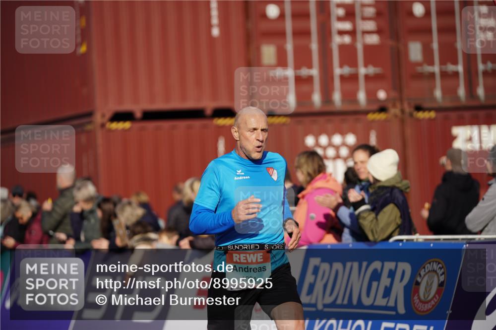 03.10.2025 - Köhlbrandbrückenlauf Michael Burmester http://msf.ph/oto/8995925 03.10.2025 09:58:30 Ziel 1094, 2962, 3749, 3836 meine-sportfotos.de