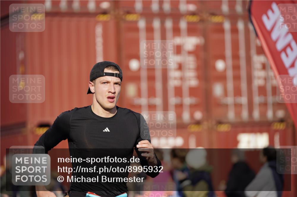 03.10.2025 - Köhlbrandbrückenlauf Michael Burmester http://msf.ph/oto/8995932 03.10.2025 09:58:31 Ziel 1094, 2962, 3749, 3836 meine-sportfotos.de