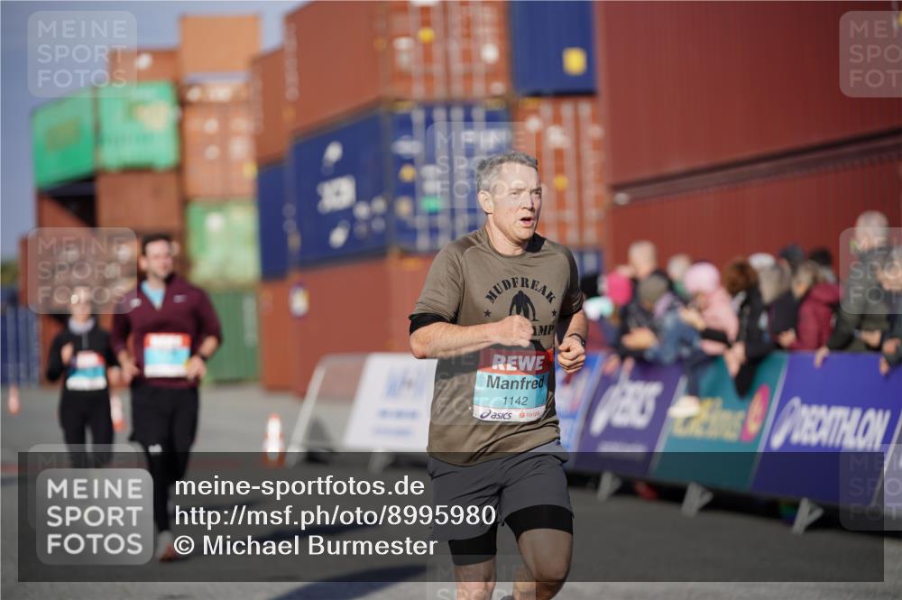 03.10.2025 - Köhlbrandbrückenlauf Michael Burmester http://msf.ph/oto/8995980 03.10.2025 09:58:44 Ziel 1102, 1142, 1215, 2302, 3174 meine-sportfotos.de