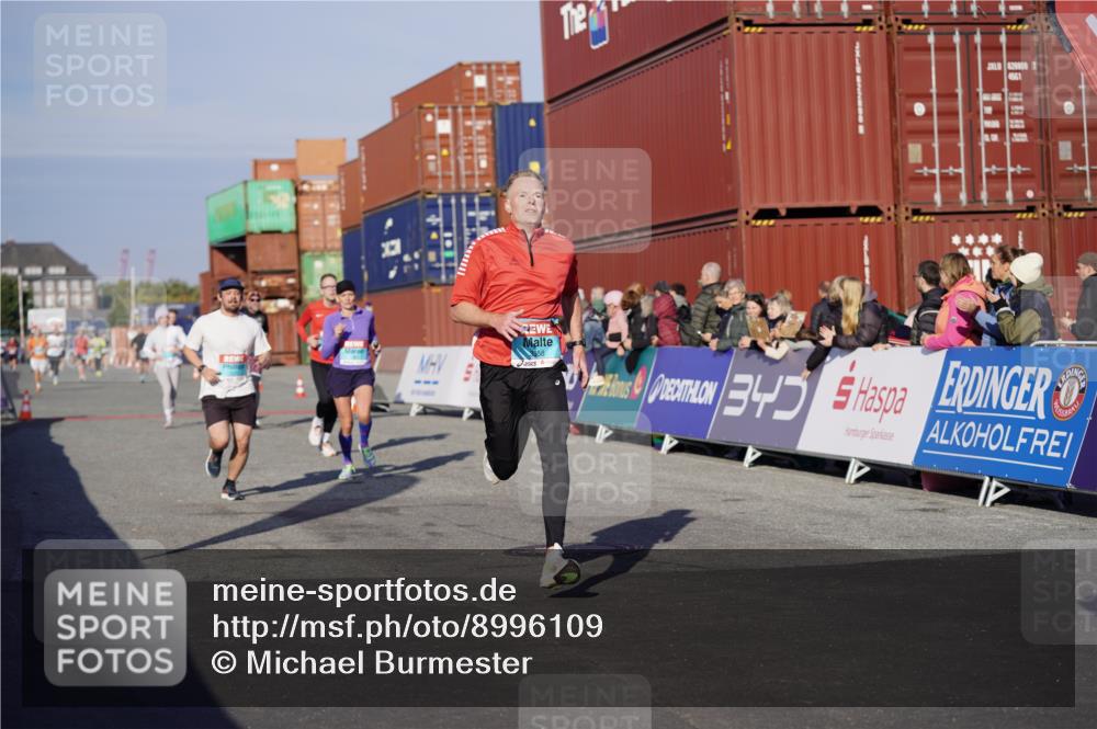 03.10.2025 - Köhlbrandbrückenlauf Michael Burmester http://msf.ph/oto/8996109 03.10.2025 09:58:57 Ziel 1054, 1063, 1107, 1185, 1271, 1383, 1617, 3358, 3837 meine-sportfotos.de