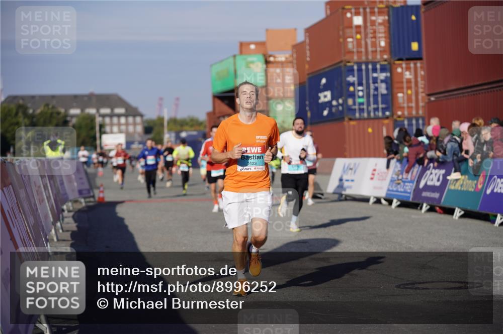 03.10.2025 - Köhlbrandbrückenlauf Michael Burmester http://msf.ph/oto/8996252 03.10.2025 09:59:10 Ziel 1423, 2948, 3155, 3340, 3525 meine-sportfotos.de