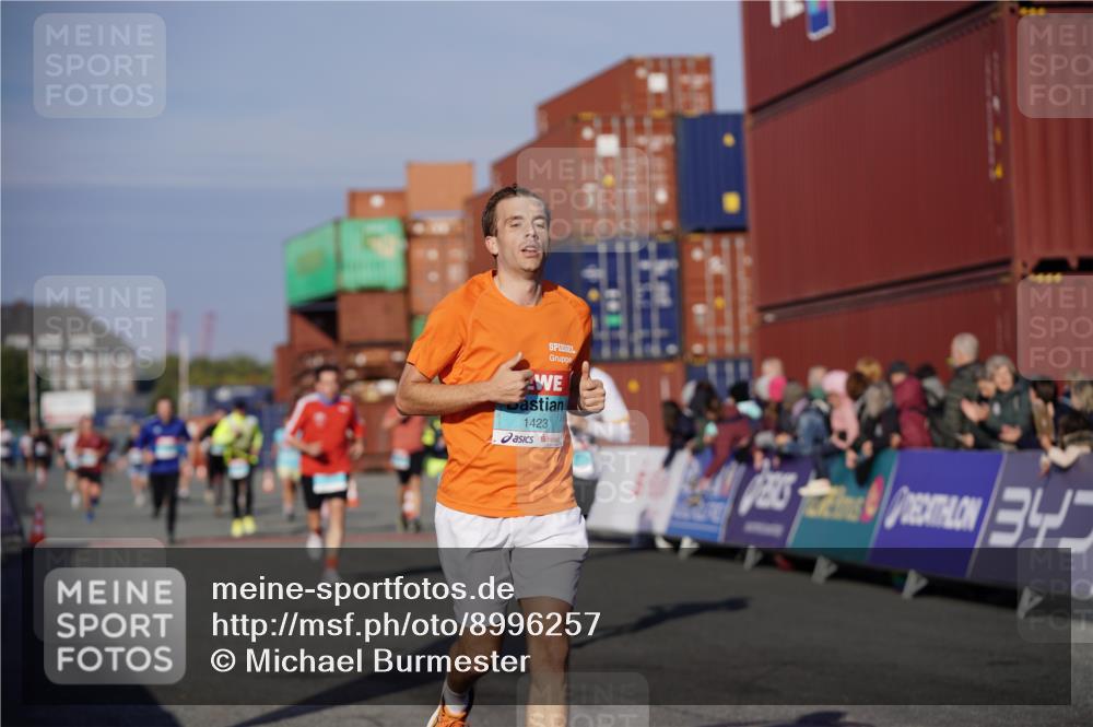 03.10.2025 - Köhlbrandbrückenlauf Michael Burmester http://msf.ph/oto/8996257 03.10.2025 09:59:11 Ziel 1411, 1423, 2948, 3155, 3340, 3525 meine-sportfotos.de