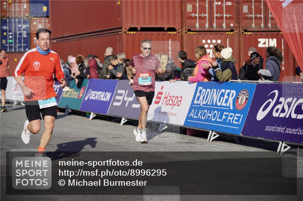 03.10.2025 - Köhlbrandbrückenlauf Michael Burmester http://msf.ph/oto/8996295 03.10.2025 09:59:15 Ziel 1231, 1249, 1269, 1398, 1411, 1423, 2948, 3340, 3514, 3525 meine-sportfotos.de