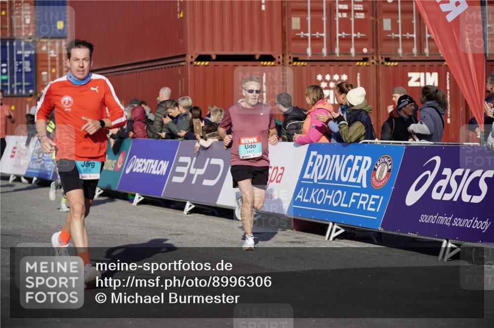03.10.2025 - Köhlbrandbrückenlauf Michael Burmester http://msf.ph/oto/8996306 03.10.2025 09:59:15 Ziel 1231, 1249, 1269, 1398, 1411, 1423, 2948, 3340, 3514, 3525 meine-sportfotos.de