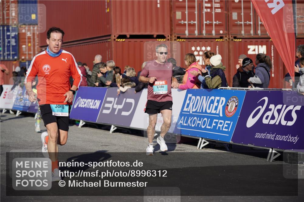 03.10.2025 - Köhlbrandbrückenlauf Michael Burmester http://msf.ph/oto/8996312 03.10.2025 09:59:15 Ziel 1231, 1249, 1269, 1398, 1411, 1423, 2948, 3340, 3514, 3525 meine-sportfotos.de